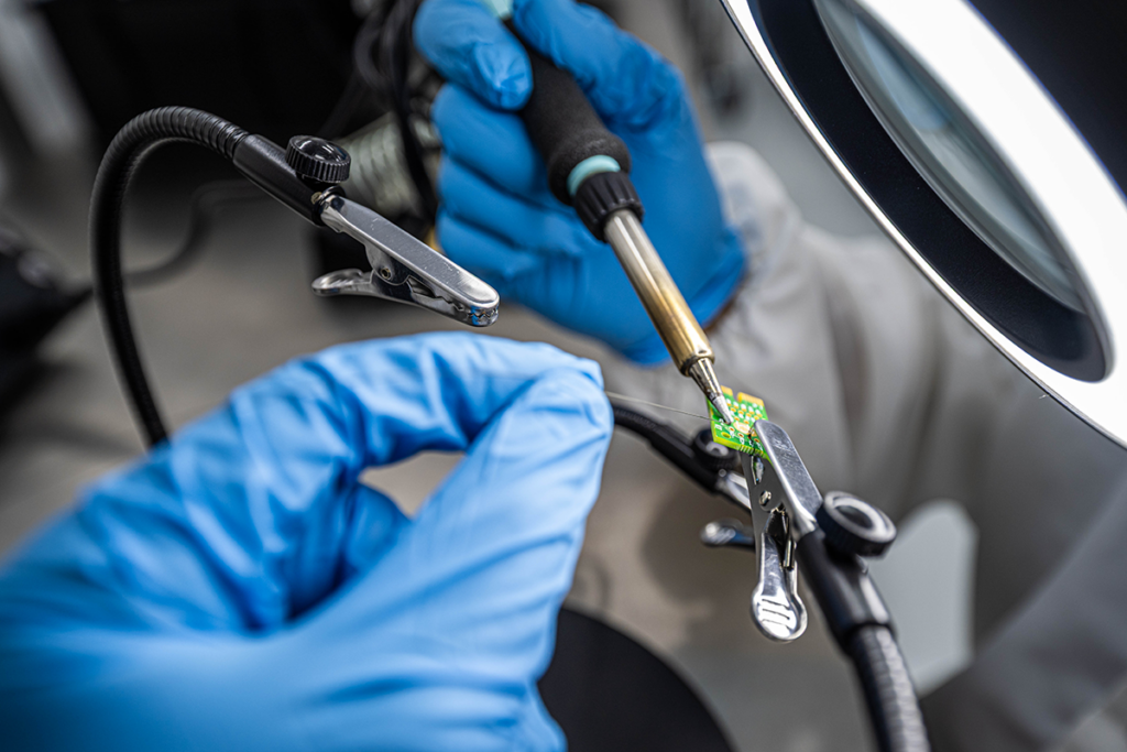 Microscope-assisted micro-assembly by trained cleanroom operator