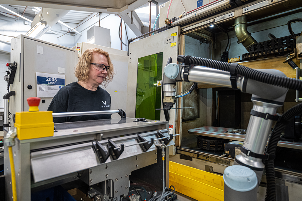 Semi-automated assembly cell featuring robotic arm support