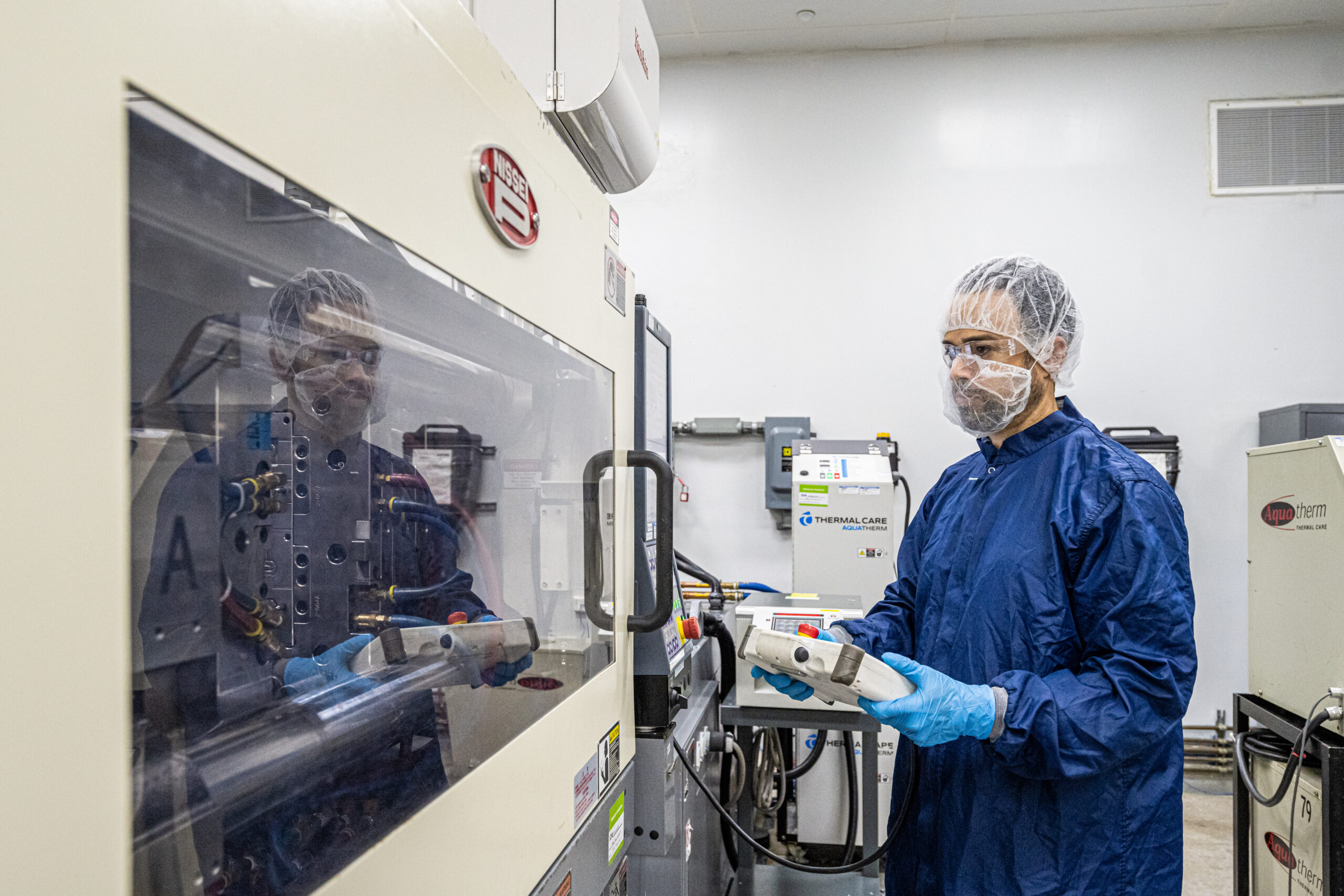 Medical grade plastic injection molding machine